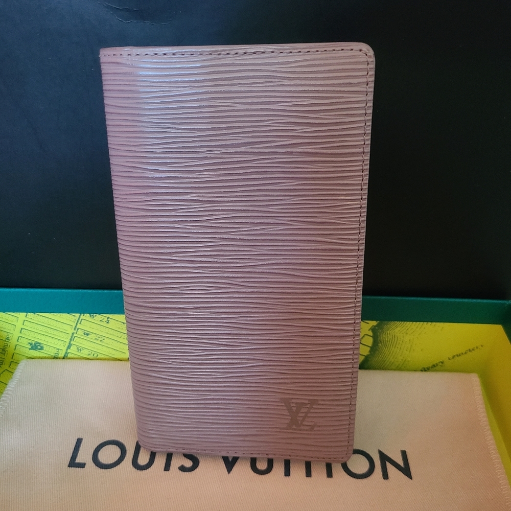 🎀💜EUC Louis Vuitton Long Purple Epi Bifold Wallet💜🎀